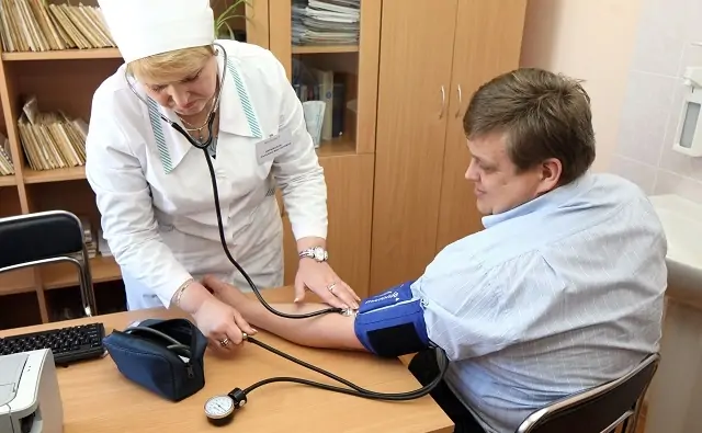 Врач измеряет артериальное давление. Фото РИА Новости/Игорь Зарембо