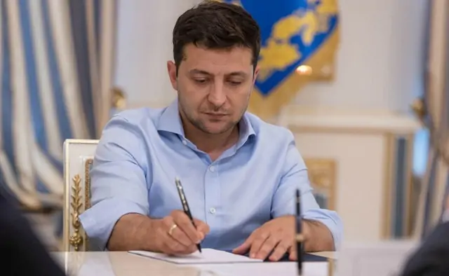 Зеленский подписывает документ. Фото president.gov.ua.