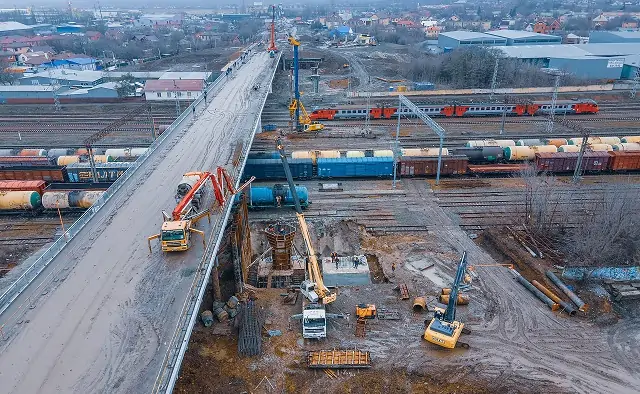 Строительство моста на Малиновского. Фото Дениса Демкова.