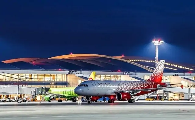 Самолёт на рулении в аэропорту Платов. Фото Михаила Кругликова