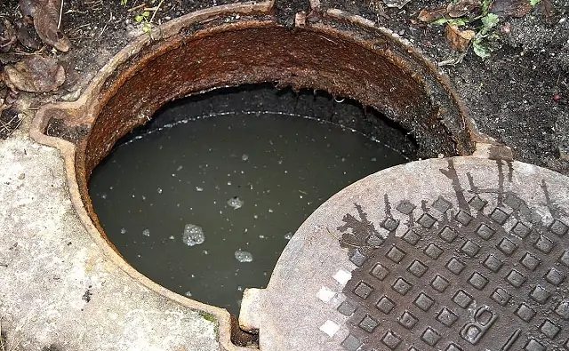 Переполненный канализационный колодец. Фото prokommunikacii.ru