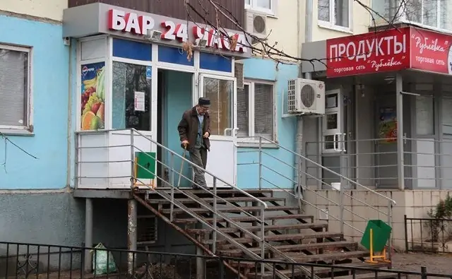 Типичная «наливайка» в жилом доме. Фото tvk6.ru