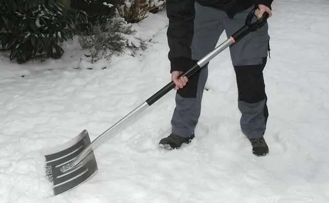 Человек со снегоуборочной лопатой. Фото mirlandshaft.ru