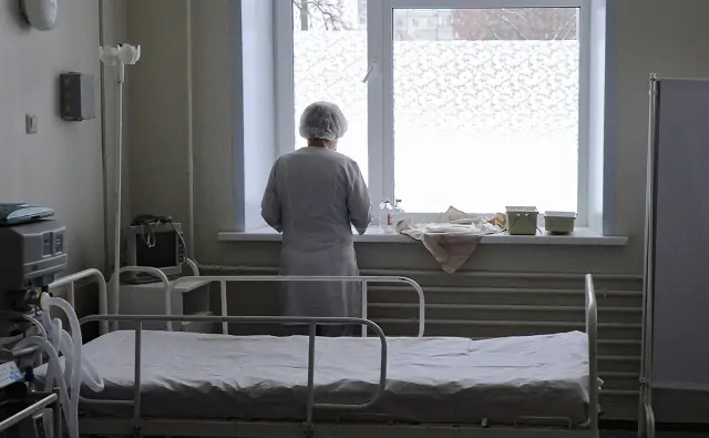 Медик в больничной палате. Фото Алексея Сухорукова / РИА Новости