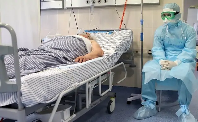 Медик в палате с ковидным пациентом. Фото moscow.sm.news