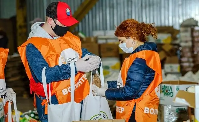 Волонтёры на складе формировали продуктовые наборы для нуждающихся. Фото donnews.ru