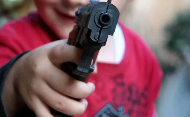 Мальчик с пистолетом. Фото yandex.ru