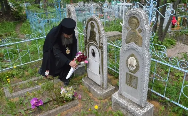Проведать покойных родственников принято отправляться на Радоницу. Фото el-eparhy.ru