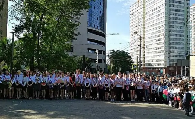 Нарядные выпускники в ожидании последнего звонка. Фото donnews.ru