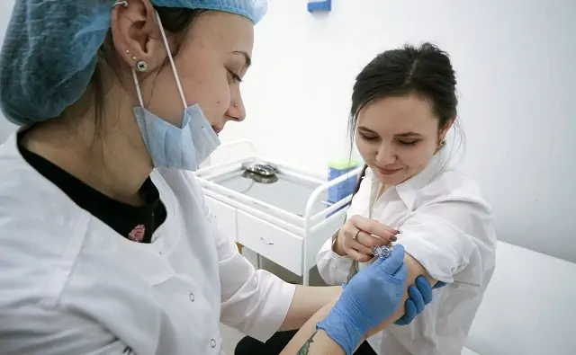 Девушке делают прививку от коронавируса. Фото gazetahimki.ru