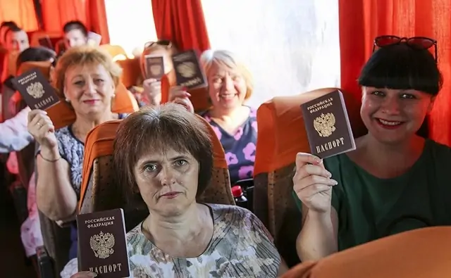 Граждане России показывают свои паспорта. Фото Алексея Александрова / ТАСС