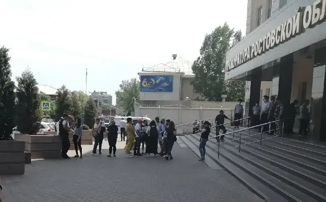 Часть торговцев около областной прокуратуры. Фото donnews.ru