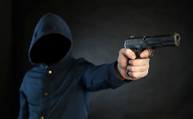 Человек с пистолетом в руке. Фото rabochy-put.ru