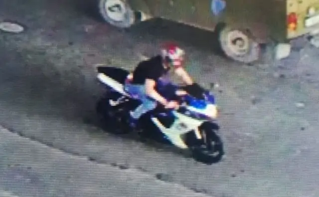 Скриншот с видео с предполагаемым мотоциклистом, сбившим сотрудника ДПС. @bataysk_gorod