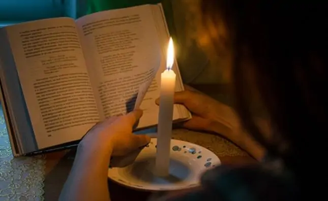 Девочка читает книгу. Фото newstracker.ru.