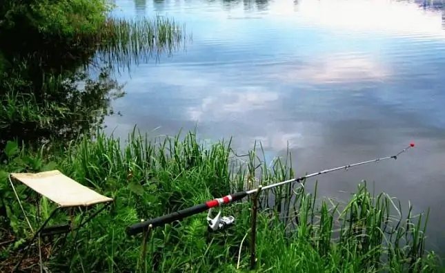 Рыбалка на берегу реки. Фото akuaboat.ru