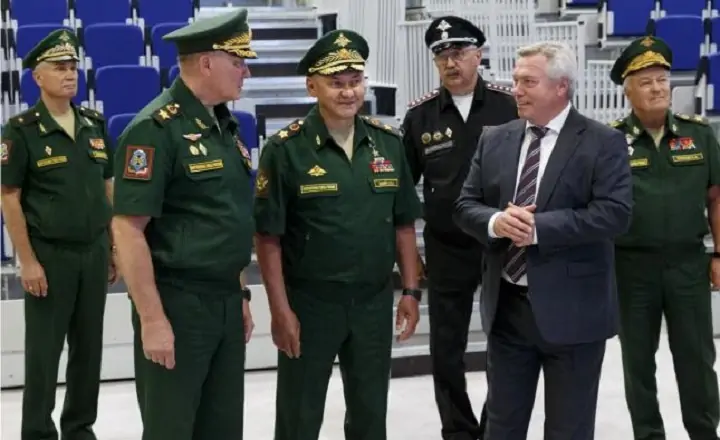Сергей Шойгу (в центре). Фото пресс-службы Минобороны