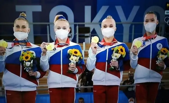 Женская сборная по спортивной гимнастике, Владислава Уразова (крайняя справа). Фото teleport2001.ru