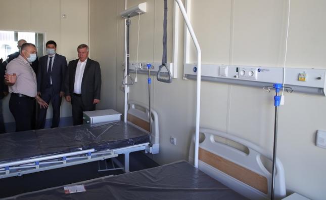 Губернатор Василий Голубев осматривает палату строящейся больницы. Фото donland.ru.