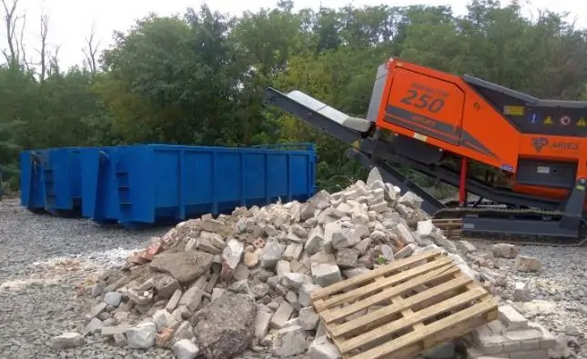 Строительный мусор на площадке утилизации. Фото donnews.ru