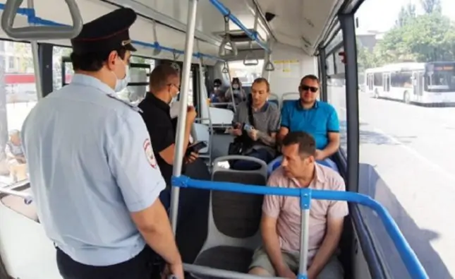 Пассажиры в автобусе. Фото rostov-gorod.ru