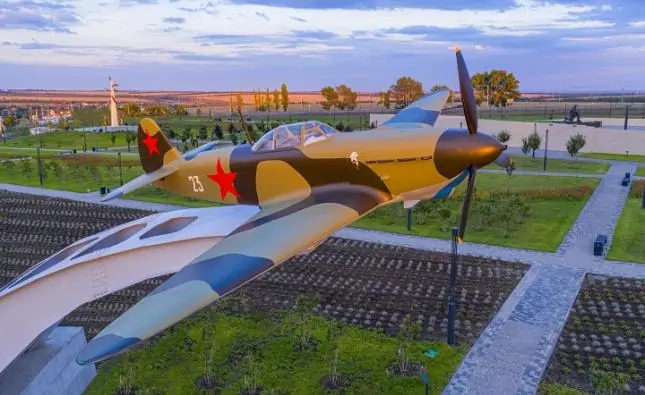 Самолет ЯК-1Б, установленный на территории музейного комплекса "Самбекские высоты". Фото самбек.рф.