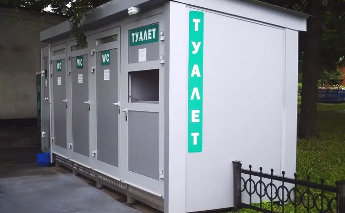 Уличный туалет на три кабинки. Фото 1steelland-t.ru.