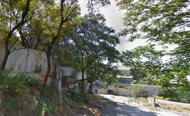 Забор бывшего стекольного завода на 9-й линии. Фото Google Maps.