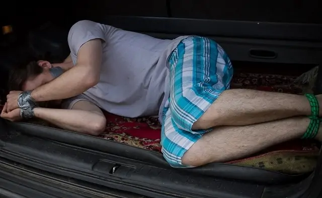Похищенный человек в багажнике автомобиля. Фото для иллюстрации gubdaily.ru