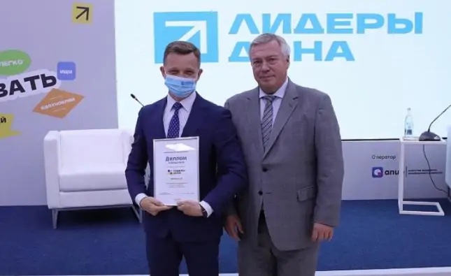 Голубев награждает финалистов. Фото donland.ru