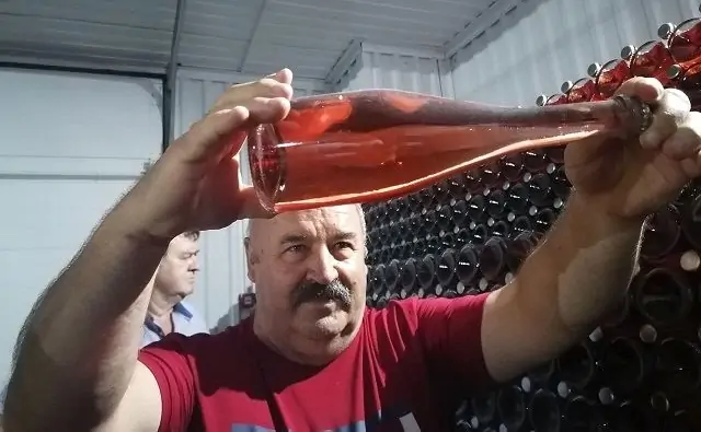Технолог «Винодельни Ведерниковъ» держит бутылку молодого игристого вина. Фото donnews.ru