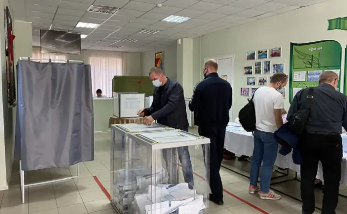 На избирательном участке. Фото kirovskoe.ugletele