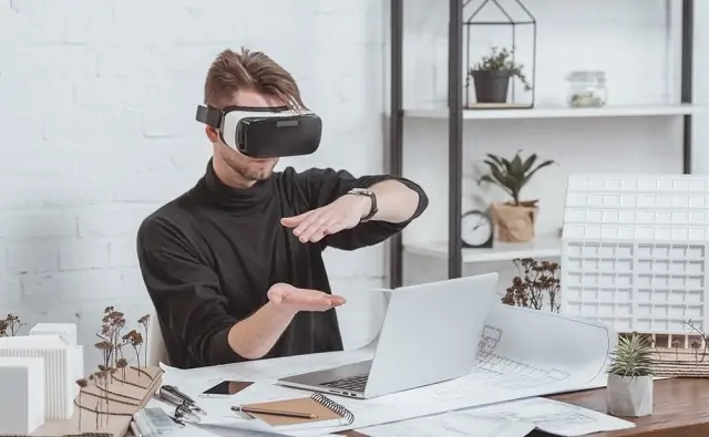 Человек в VR очках. Фото sberbank.ru