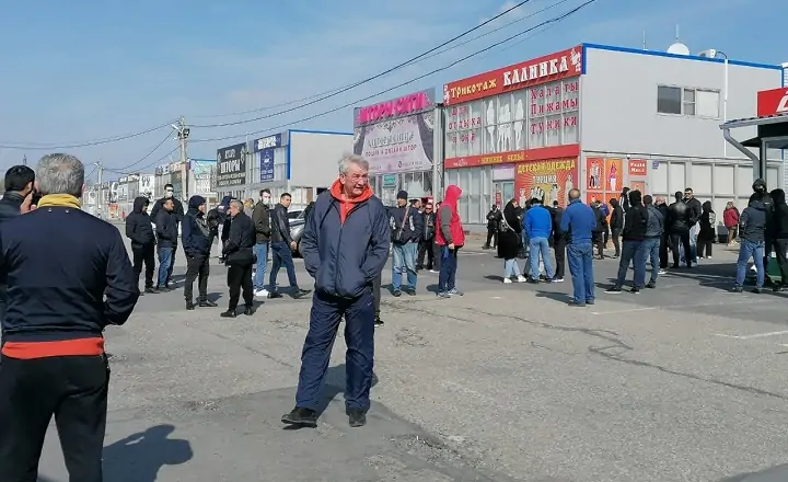 Рынок "Атлант" сразу после закрытия. Фото aksay-gorod.ru.