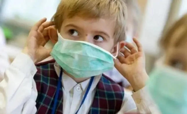 Мальчик в маске в школе. Фото mordovmedia.ru