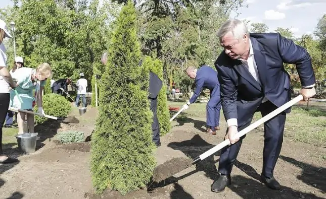 Василий Голубев сажает дерево. Фото donland.ru.