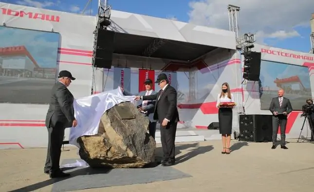 Голубев и Бабкин на церемонии закладки первого камня будущего тракторного завода. Фото donland.ru