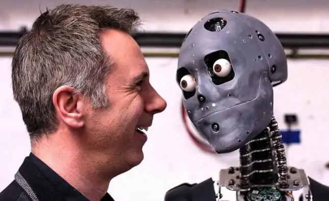 Человек и робот. Фото bbc.com.