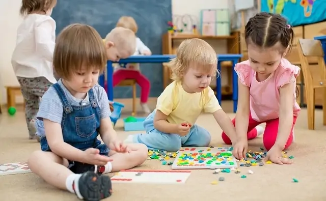 Дети играют в детском саду. Фото smartik.ru
