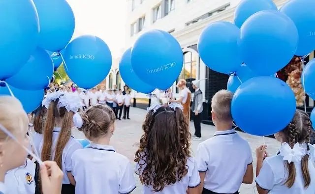 Учащиеся лицея с воздушными шарами в руках. Фото licey.keo-rostov.ru