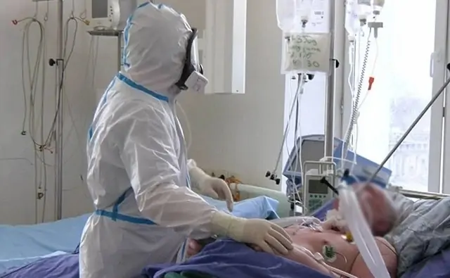 Врач и пациент ковидного госпиталя на аппарате ИВЛ. Фото bragazeta.ru