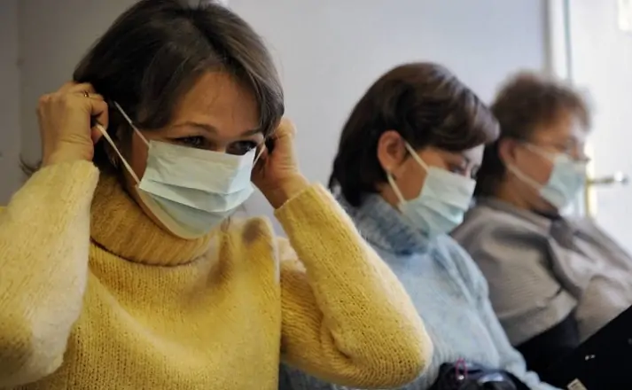 Женщины в медицинских масках. Фото z7ya.ru.