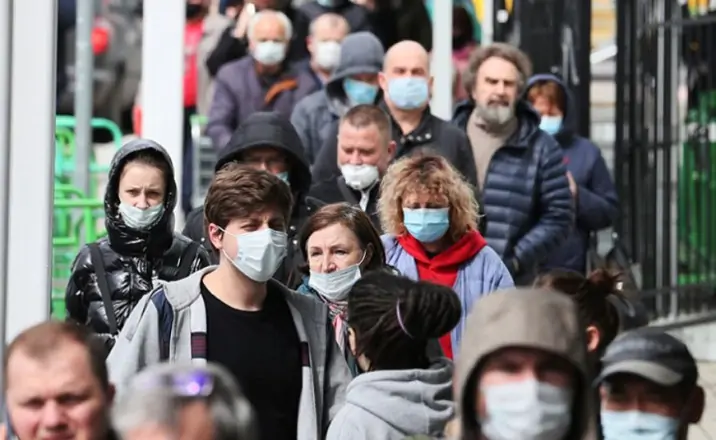Люди в масках. Фото yandex.ru