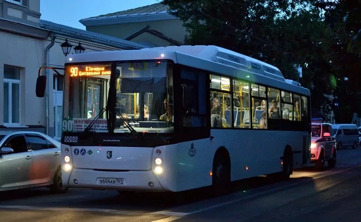 Автобус № 90 едет по вечернему Ростову. Фото rostov-gorod.ru