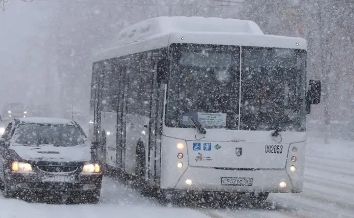 Автобус едет по зимнему Ростову. Фото donday.ru