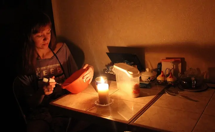 Женщина в квартире без света. Фото big-rostov.ru