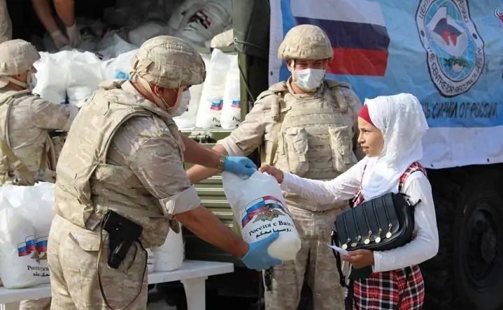 Российские военные раздают гуманитарную помощь в Сирии. Фото riafan.ru