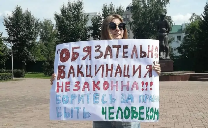 Женщина протестует против обязательной вакцинации. Фото rossaprimavera.ru.