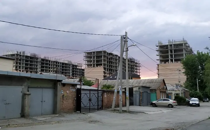 Недостроенные дома в районе старого автовокзала. Фото domostroydon.ru.