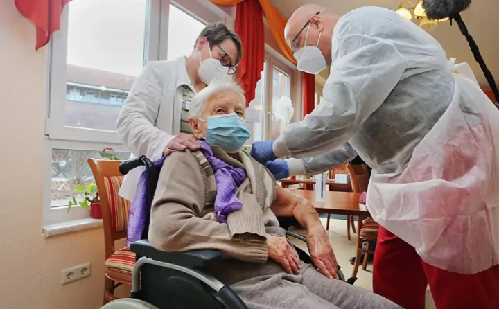 Вакцинация пенсионерки. Фото seniorcaring.ru